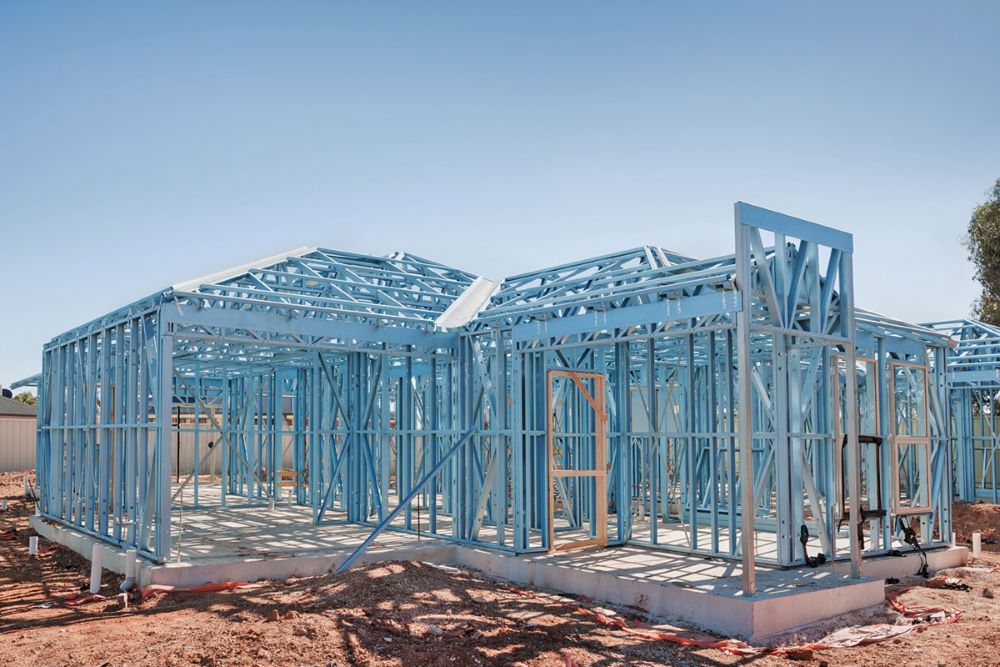 Chantier de maison individuelle à ossature métallique avec structure acier en cours de montage