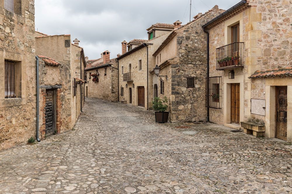 Maison ancienne en pierre dans un bourg historique soumis au périmètre de protection ABF imposant des règles architecturales spécifiques