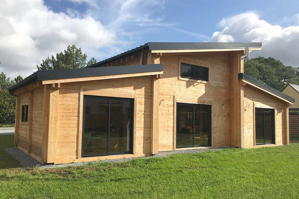Livraison et pose de modules volumiques préfabriqués en usine sur des fondations pour une maison individuelle hors site