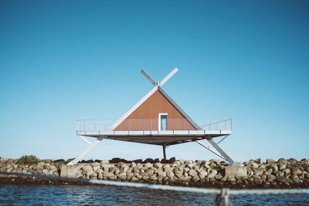 Maison en zone inondable avec plancher surélevé de 1,50 m au-dessus du terrain naturel et batardeaux de protection aux entrées