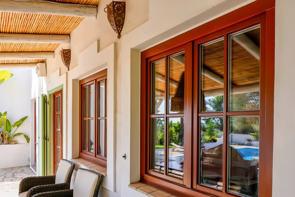 Détail de menuiseries en bois et toiture en tuiles traditionnelles conforme aux exigences d'une zone ABF
