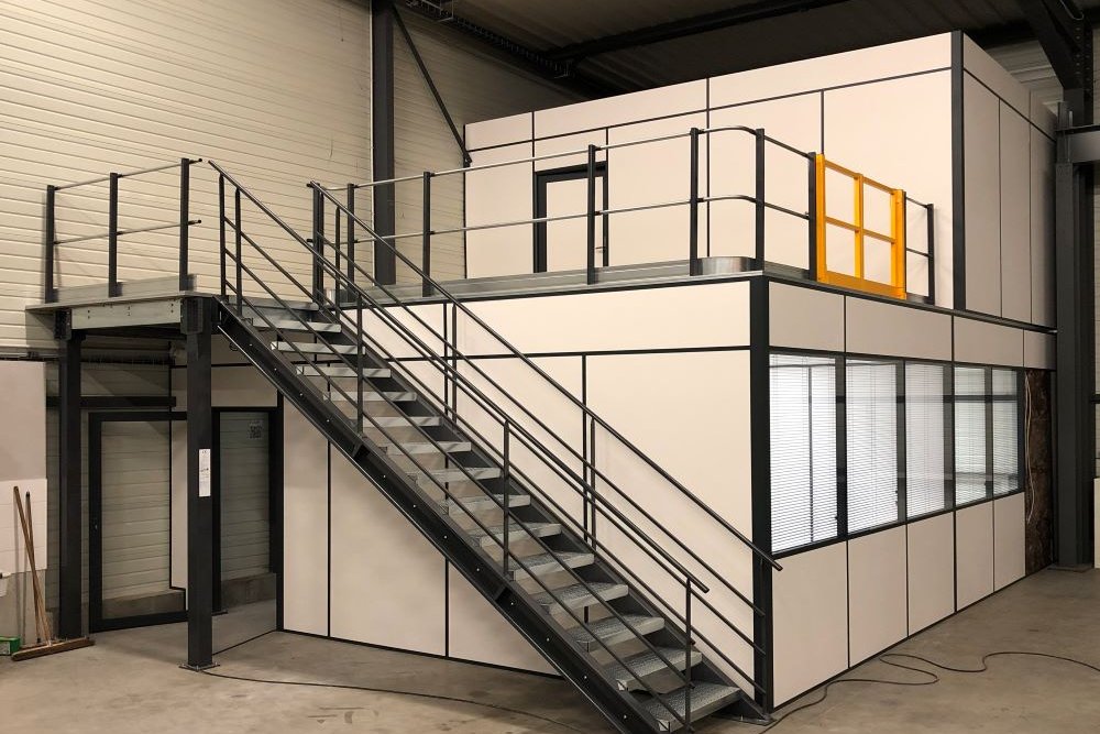 Mezzanine aménagée en espace bureau dans un ancien atelier avec hauteur sous plafond confortable