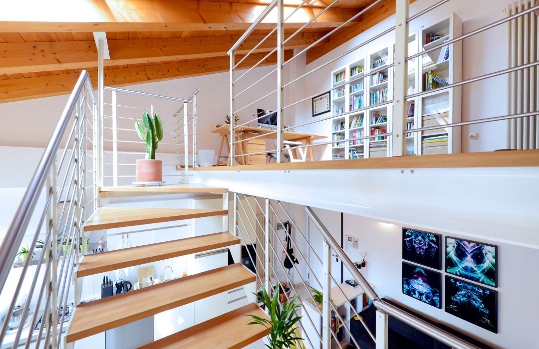 Mezzanine en bois créée dans un séjour de maison individuelle avec escalier quart tournant et garde-corps