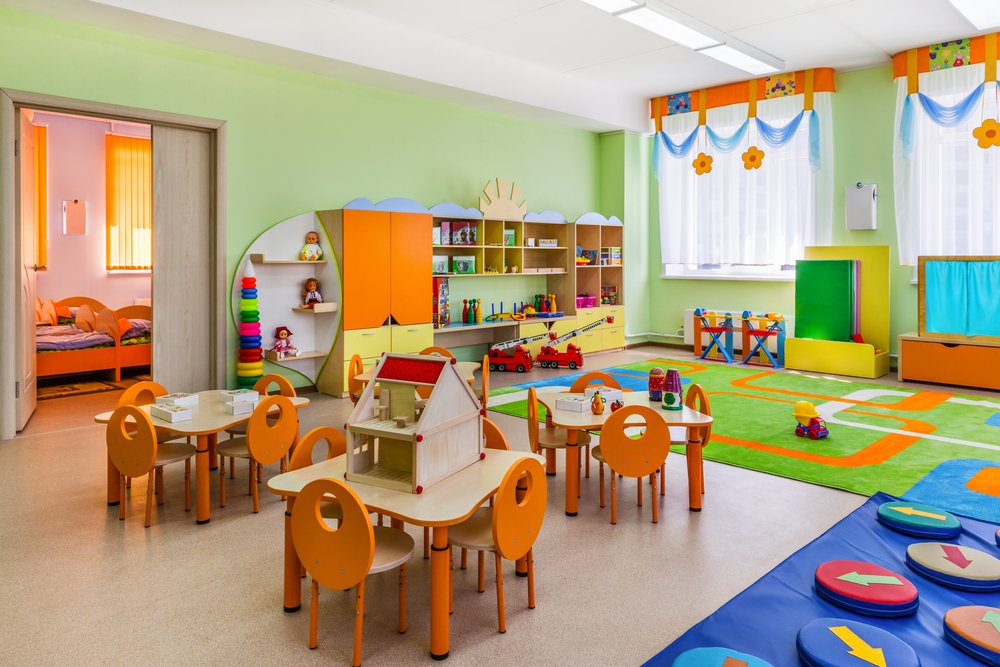 Salle d'éveil d'une micro-crèche aménagée avec espace de jeux et coin repos pour jeunes enfants