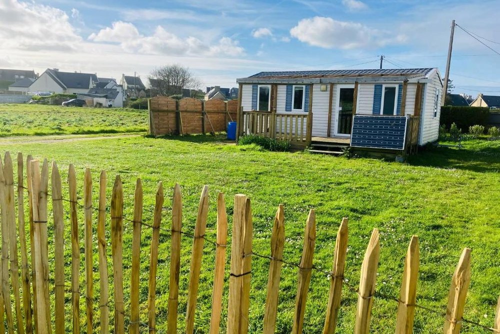 Mobil-home posé sur un terrain privé et raccordé aux réseaux, installation pouvant être requalifiée en construction