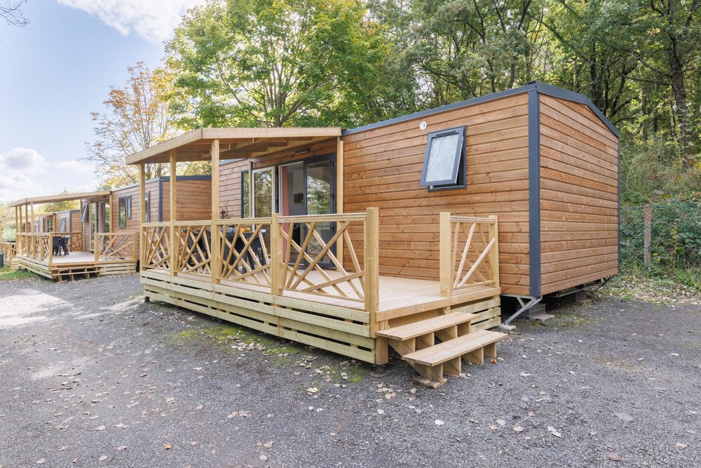Mobil-homes installés sur les emplacements d'un terrain de camping autorisé illustrant les règles d'implantation réglementaire