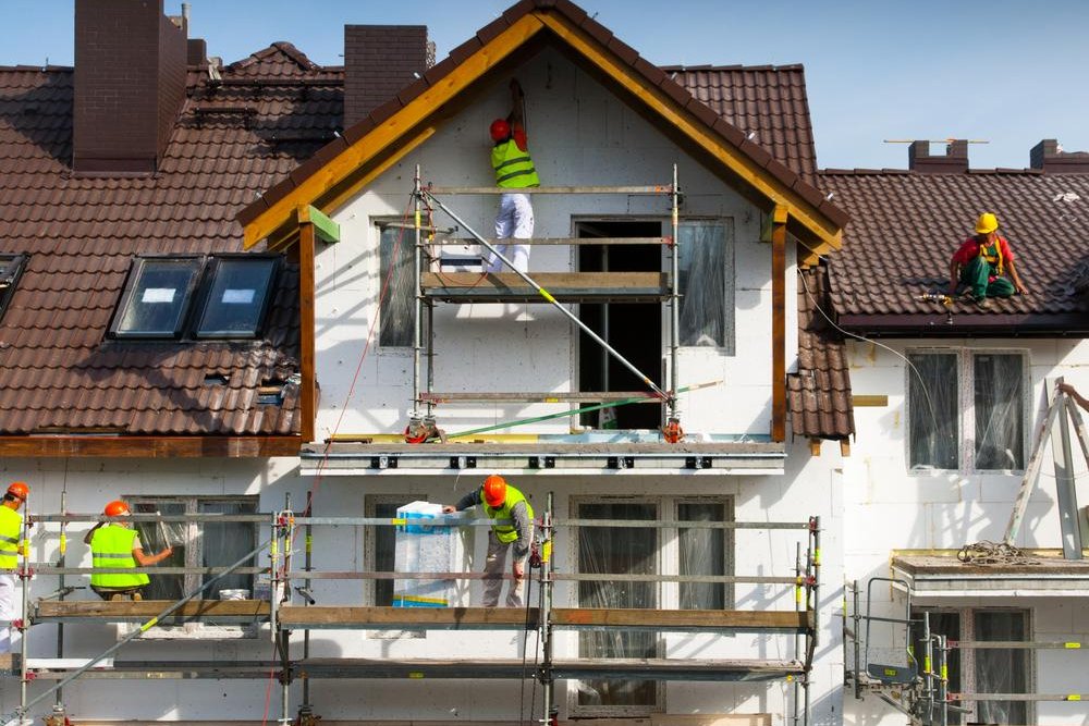 Façade résidentielle en cours de rénovation avec modifications de menuiseries et ajustement de teintes extérieures