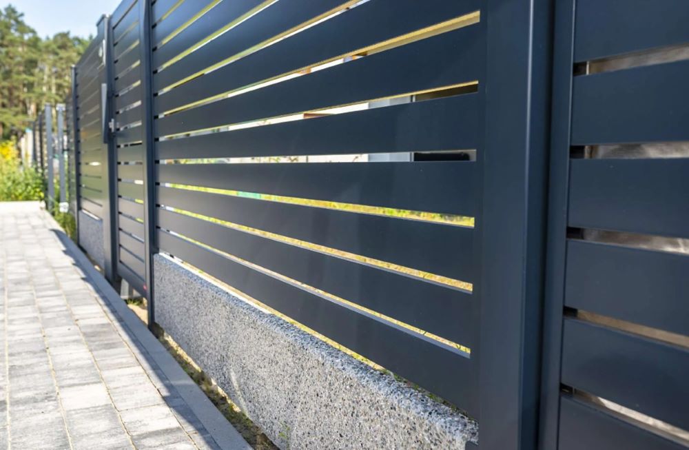 Mur bahut en limite de propriété surmonté d'une grille métallique conforme aux règles de hauteur du PLU