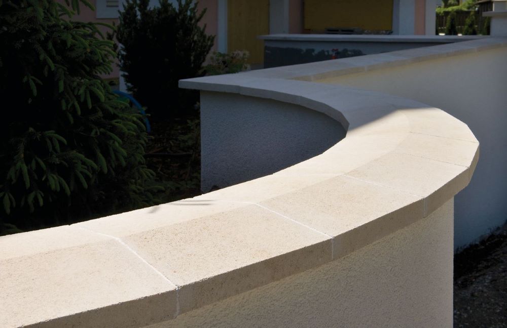 Détail du chaperon d'un mur en limite séparative, signe permettant d'identifier la propriété exclusive ou la mitoyenneté du mur