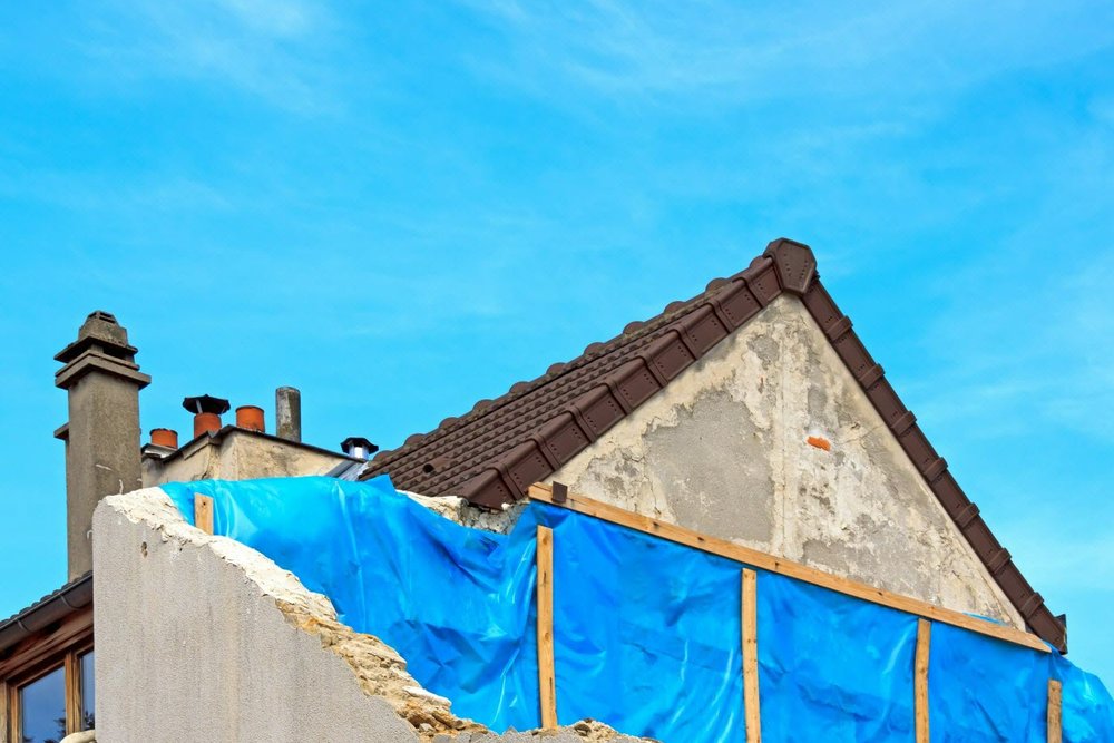 Précautions techniques prises lors d'une démolition partielle touchant un mur mitoyen avec le bâtiment voisin