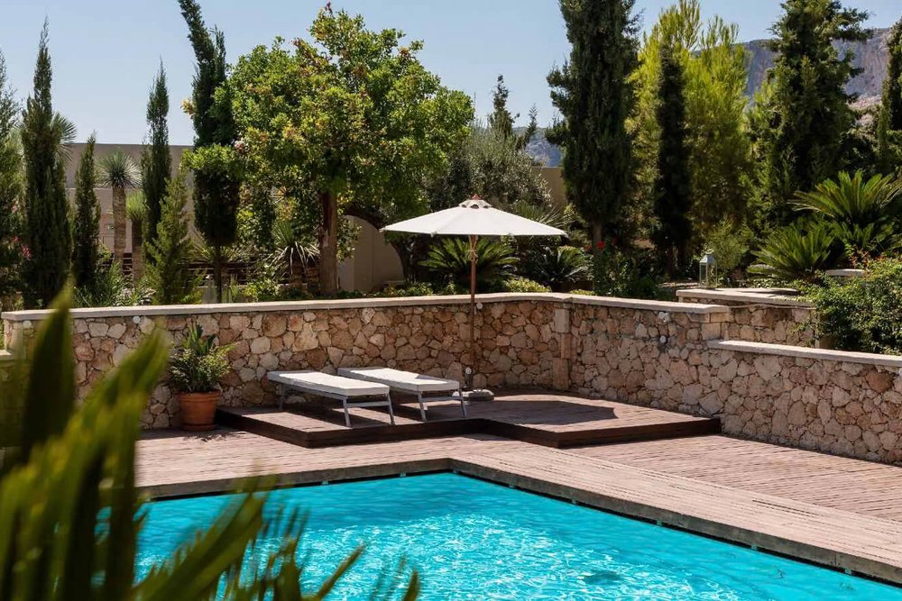 Ouvrage de soutènement en béton armé maintenant les terres en amont d'une plateforme de terrassement pour piscine