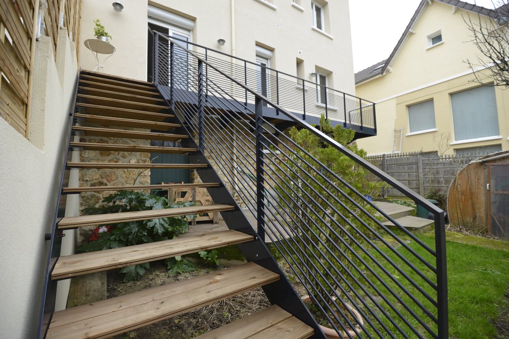 Nouvel escalier extérieur créé pour donner un accès indépendant à un logement issu de la division d'une maison