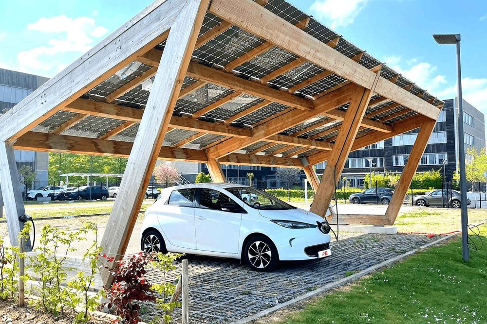 Ombrière photovoltaïque de parking d'entreprise équipée de bornes de recharge pour véhicules électriques