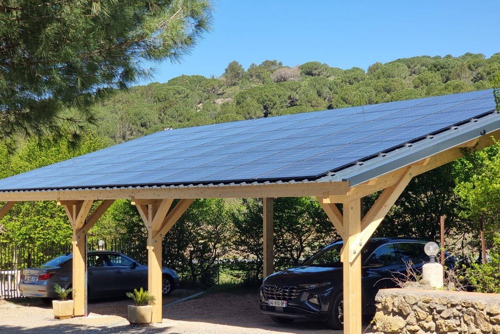 Ombrière photovoltaïque installée au-dessus d'un parking, construction à part entière cumulant deux régimes réglementaires