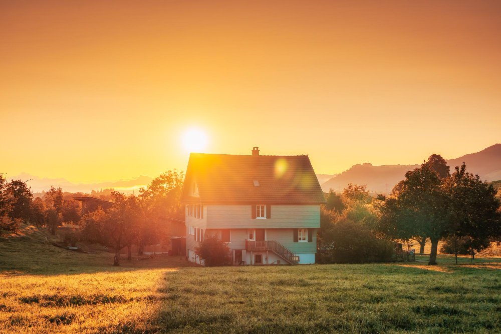 Maison orientée pour profiter de la lumière naturelle selon la course du soleil au fil de la journée