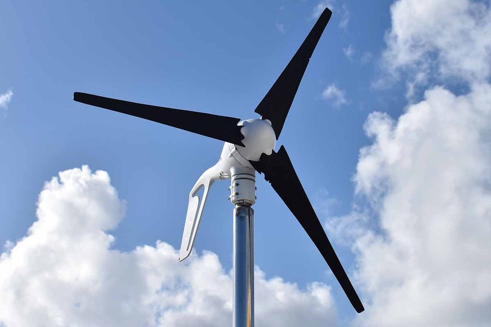 Pales d'une éolienne domestique en mouvement, source potentielle de bruit et d'ombre portée pour le voisinage proche