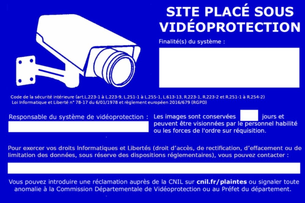 Panneau d'information sur la vidéosurveillance affiché à l'entrée d'un commerce conformément au RGPD
