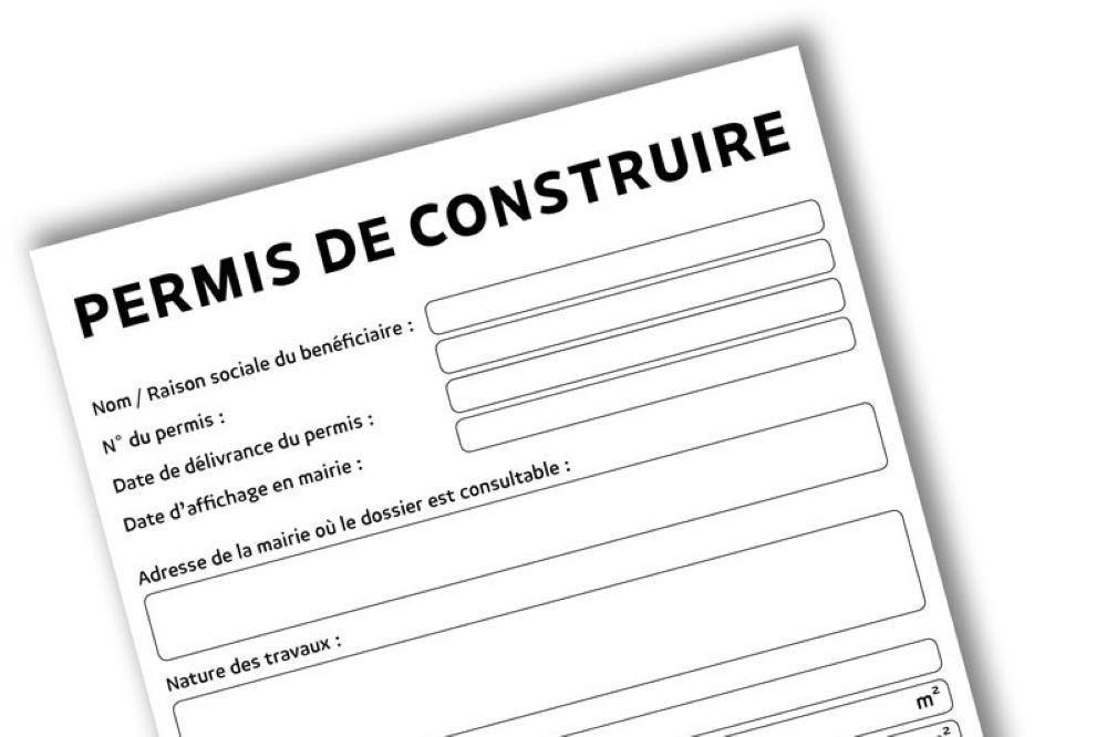 Panneau de permis de construire avec toutes les mentions obligatoires affiché en limite de chantier visible depuis la voie publique