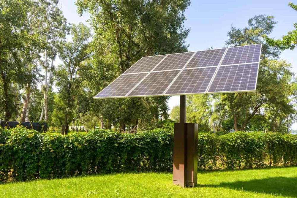 Panneaux photovoltaïques installés au sol sur une structure indépendante dans le jardin d'une propriété individuelle