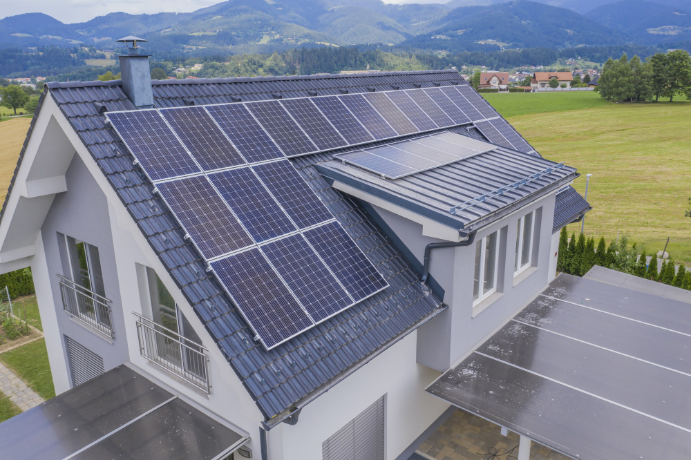 Panneaux solaires photovoltaïques installés sur une toiture de maison individuelle