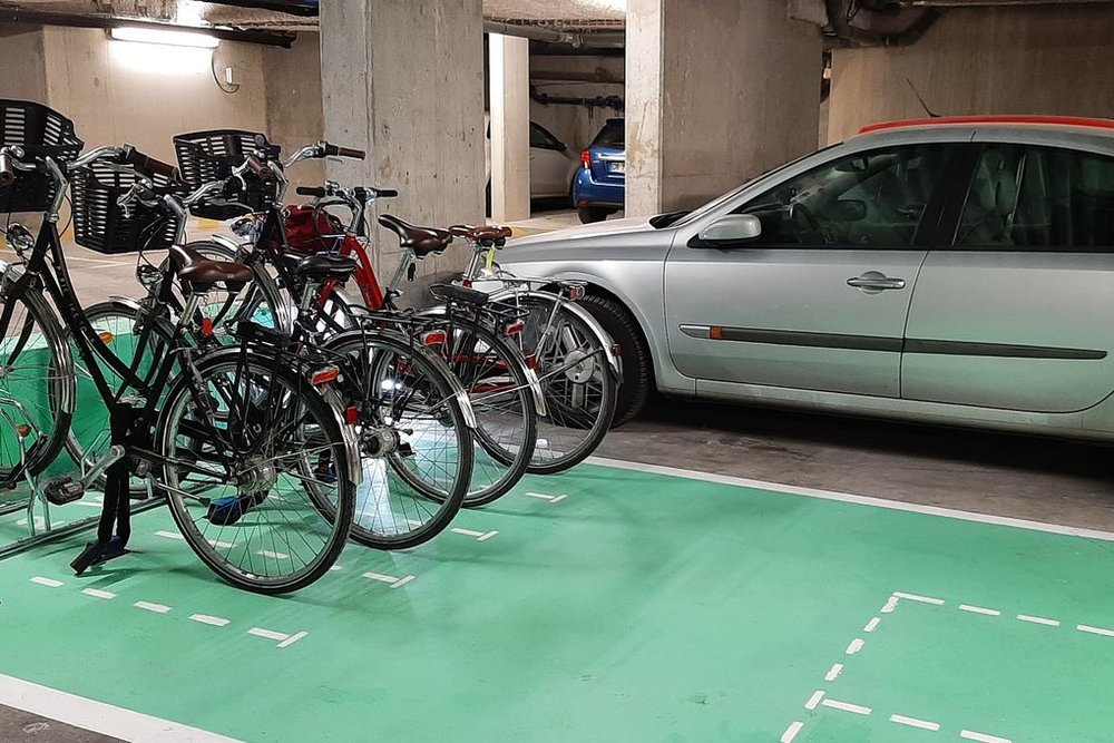 Parking souterrain d'immeuble en cours de rénovation avec aménagement d'un espace de stationnement vélo