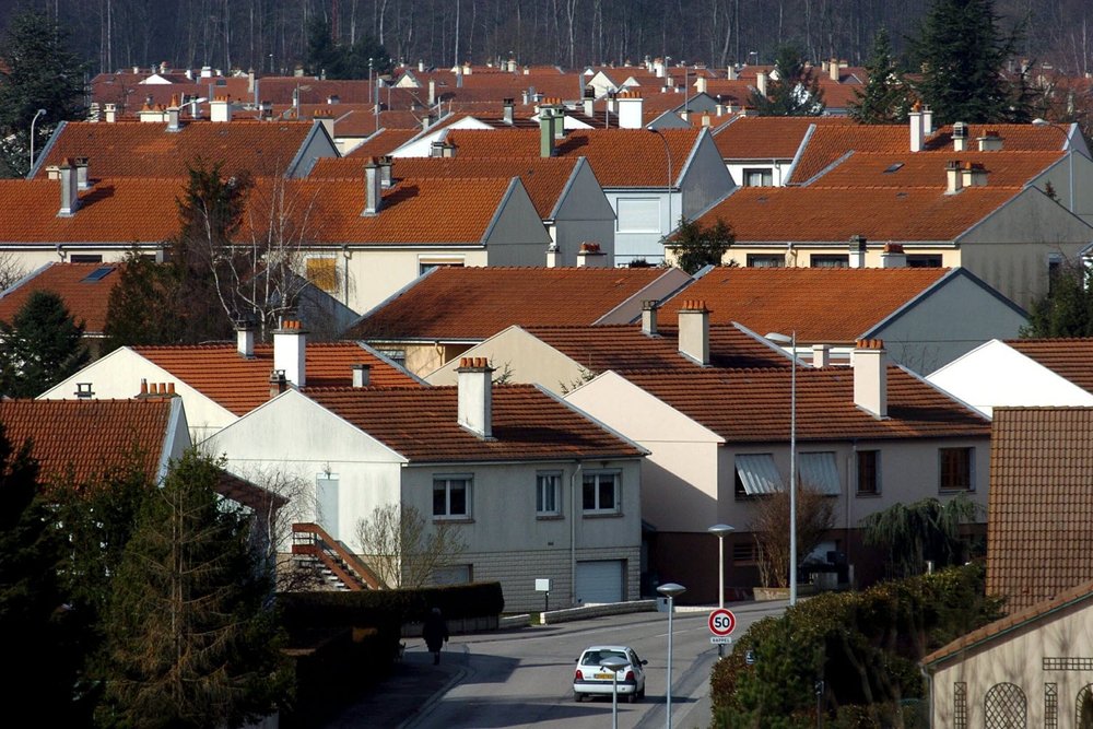 Toiture à pente traditionnelle dans un secteur pavillonnaire soumis à une pente minimale imposée par le règlement du PLU