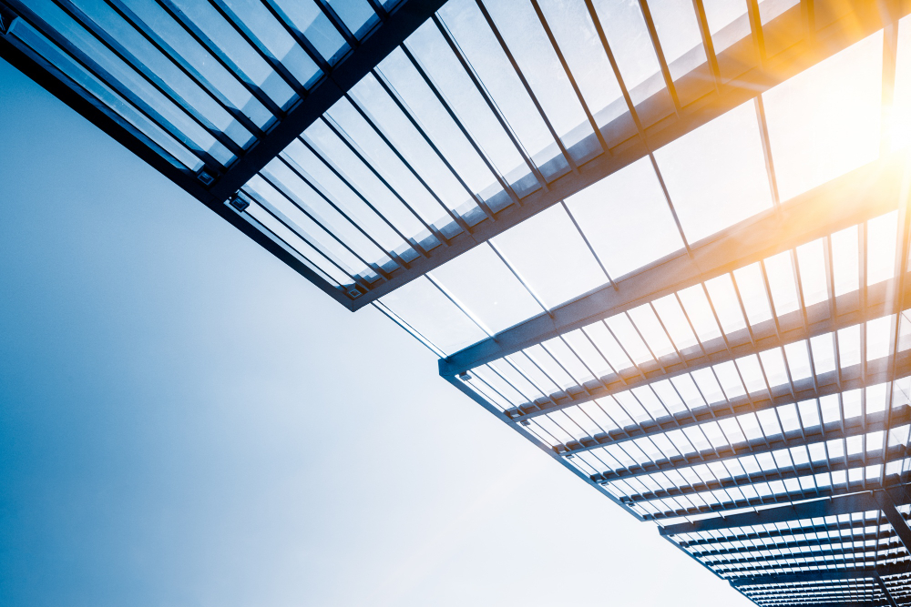 Pergola bioclimatique en aluminium avec lames orientables sur une terrasse