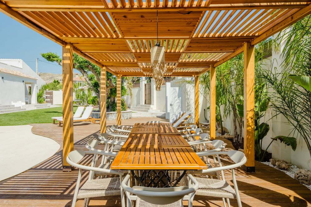 Pergola en bois douglas autoportante dans un jardin de maison individuelle