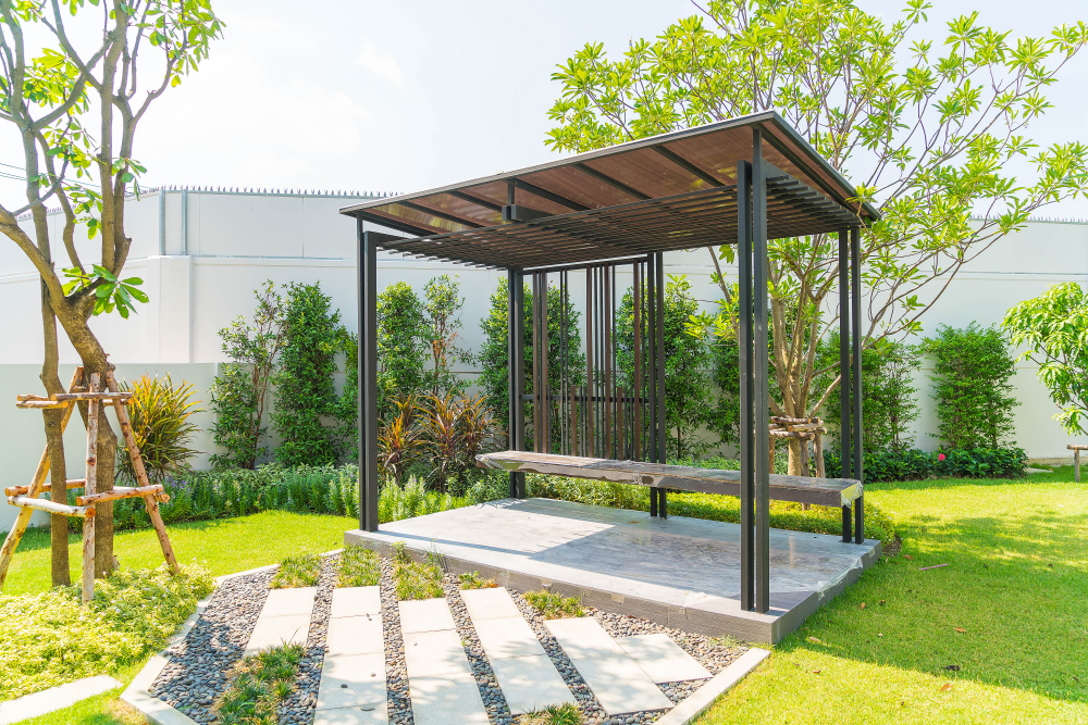 Pergola en aluminium adossée à une maison individuelle avec terrasse