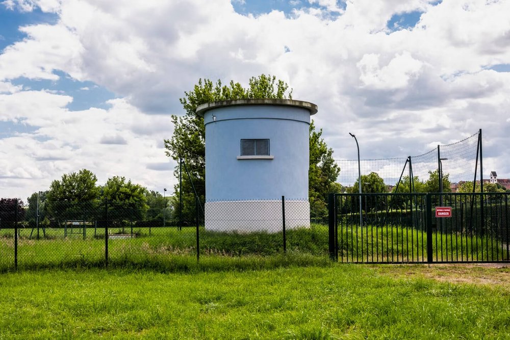 Périmètre de protection immédiate clôturé autour d'un forage de captage d'eau potable
