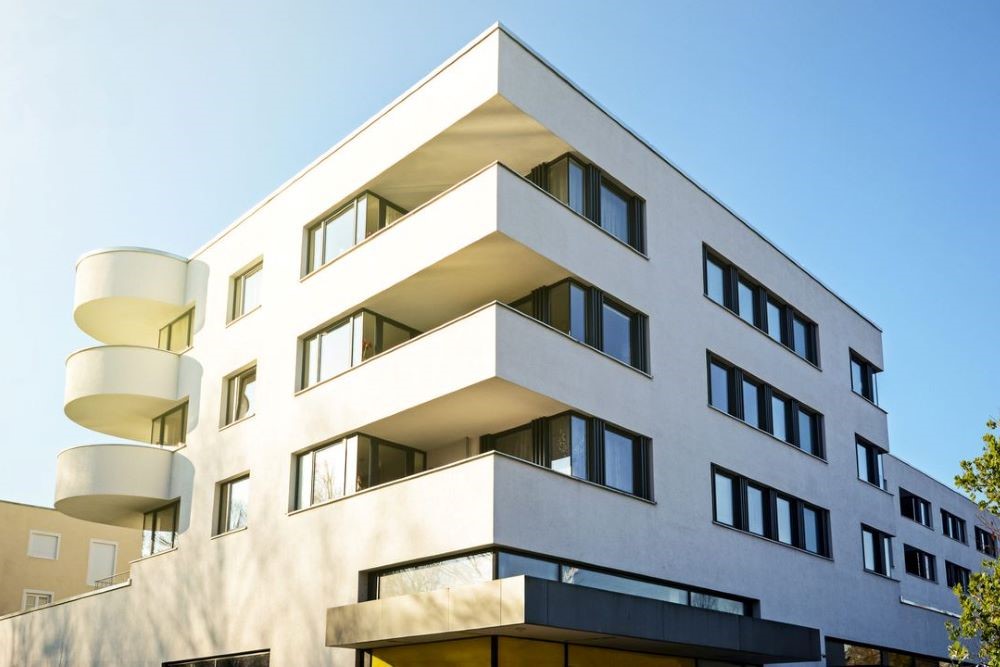 Petit immeuble collectif neuf de plusieurs logements en construction avec parties communes et accessibilité PMR