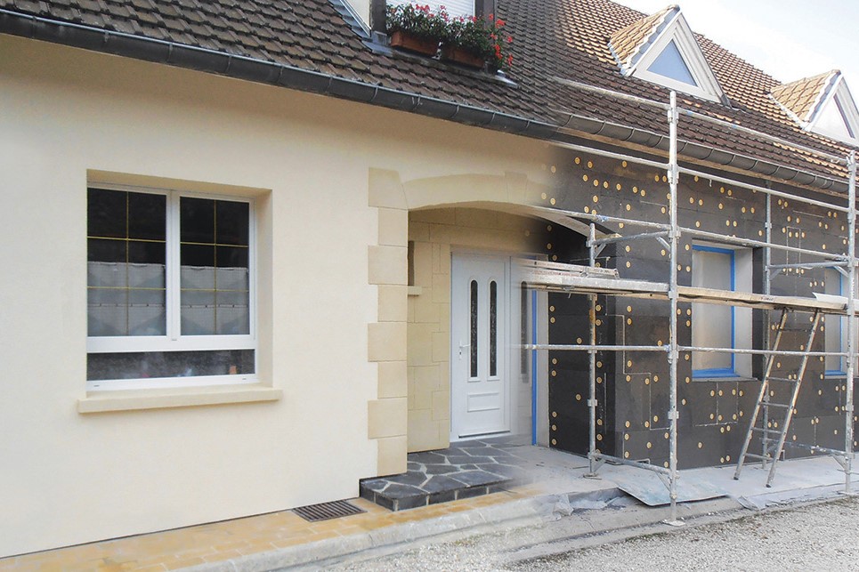 Façade d'une maison en cours de rénovation énergétique globale avec isolation par l'extérieur et remplacement de menuiseries