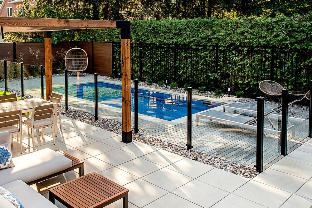 Piscine, clôture et terrasse surélevée illustrant les différents seuils déclenchant la déclaration préalable pour les aménagements extérieurs