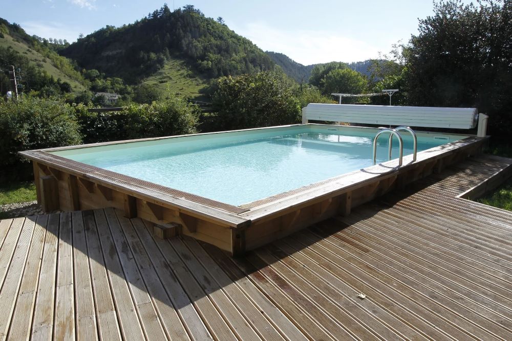Piscine hors-sol installée dans un jardin de maison individuelle
