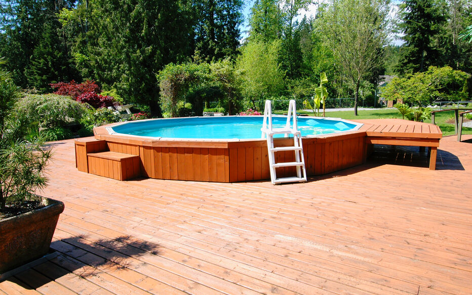 Piscine hors-sol tubulaire avec échelle de sécurité relevée pour protéger les enfants