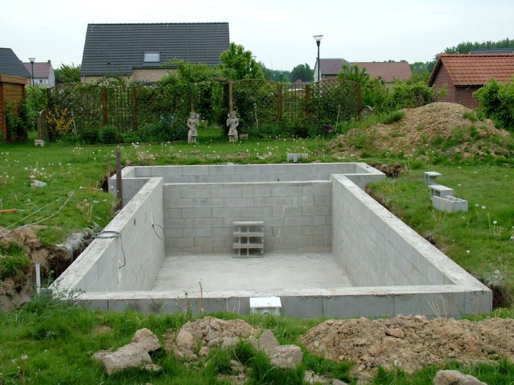 Chantier de construction d'une piscine naturelle avec terrassement de la zone de baignade et de la zone de régénération
