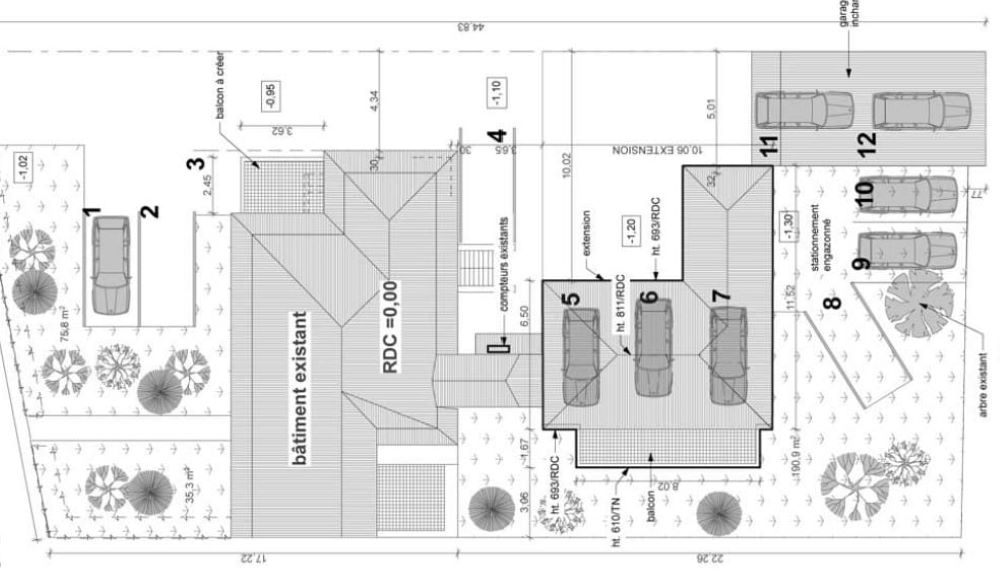 Plan de masse représentant l'emplacement et les dimensions des places de stationnement requises par le PLU