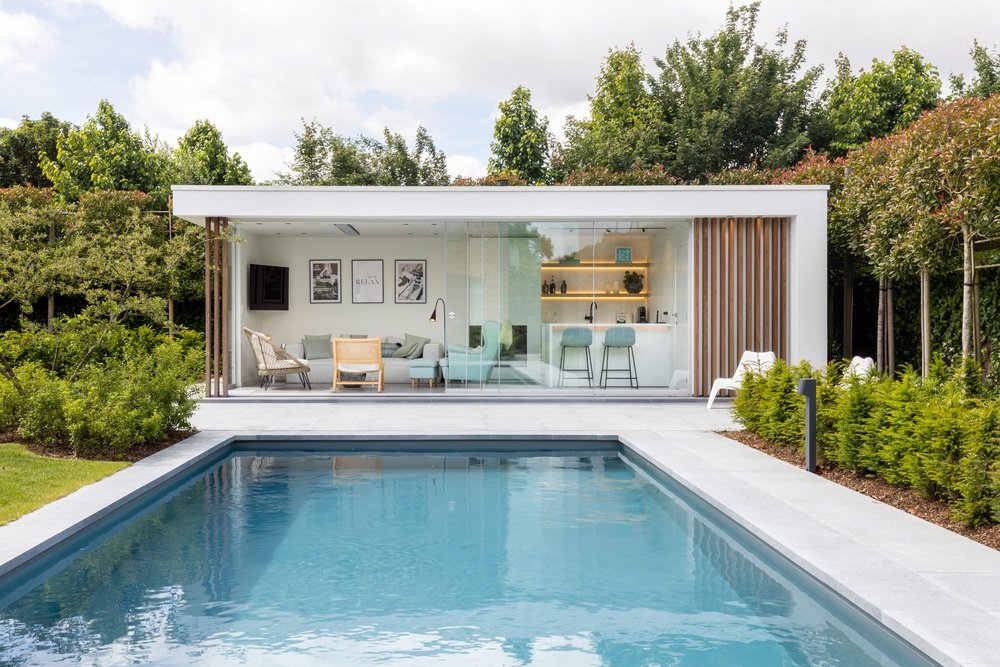 Pool house maçonné contemporain avec espace couvert près d'un bassin de baignade