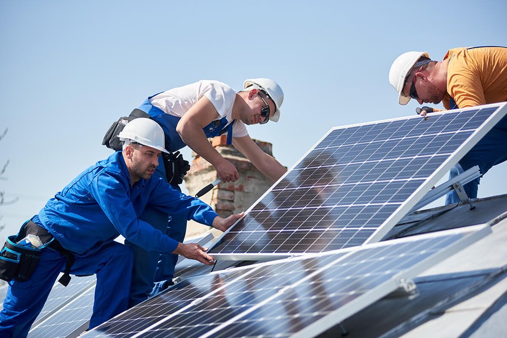 Pose de capteurs solaires photovoltaïques sur le toit d'une dépendance extérieure