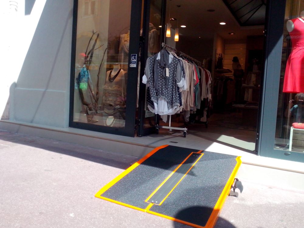 Rampe d'accès PMR installée devant l'entrée d'un commerce pour permettre l'accès aux fauteuils roulants