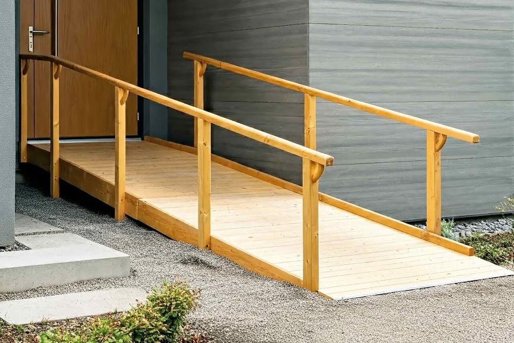 Rampe d'accès PMR à pente douce menant à l'entrée d'une maison individuelle, avec palier de repos