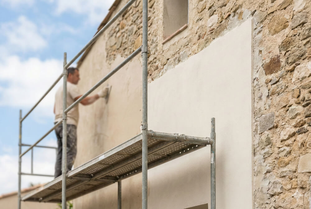 Ravalement de façade d'une maison ancienne en secteur ABF avec enduit traditionnel à la chaux dans une couleur approuvée