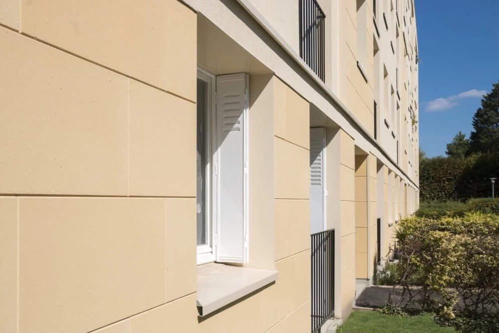 Façade d'immeuble en copropriété en cours de ravalement avec isolation thermique par l'extérieur