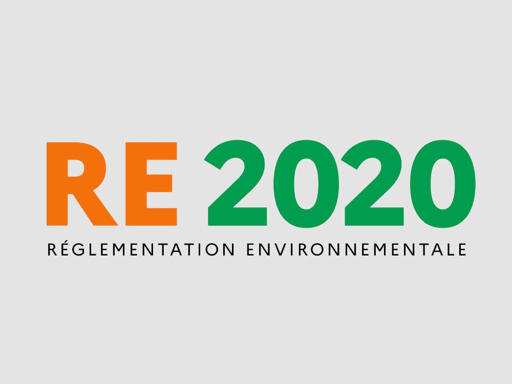Chantier de construction d'une maison individuelle neuve soumise à la RE 2020 avec isolation haute performance