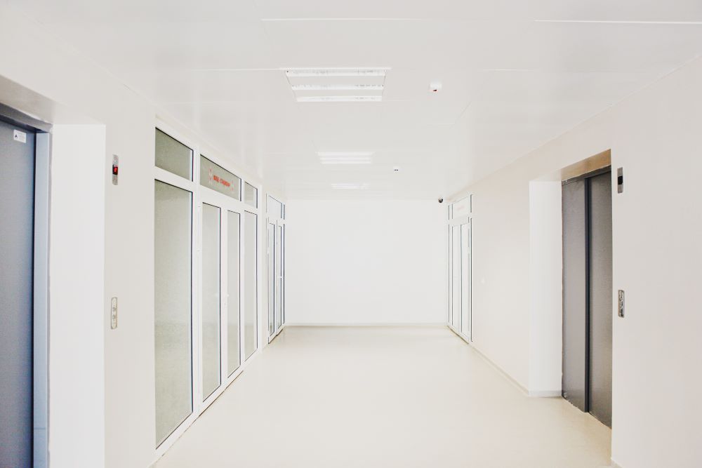 Couloir et parties communes d'un immeuble en copropriété dont l'entretien et l'usage sont régis par le règlement de copropriété
