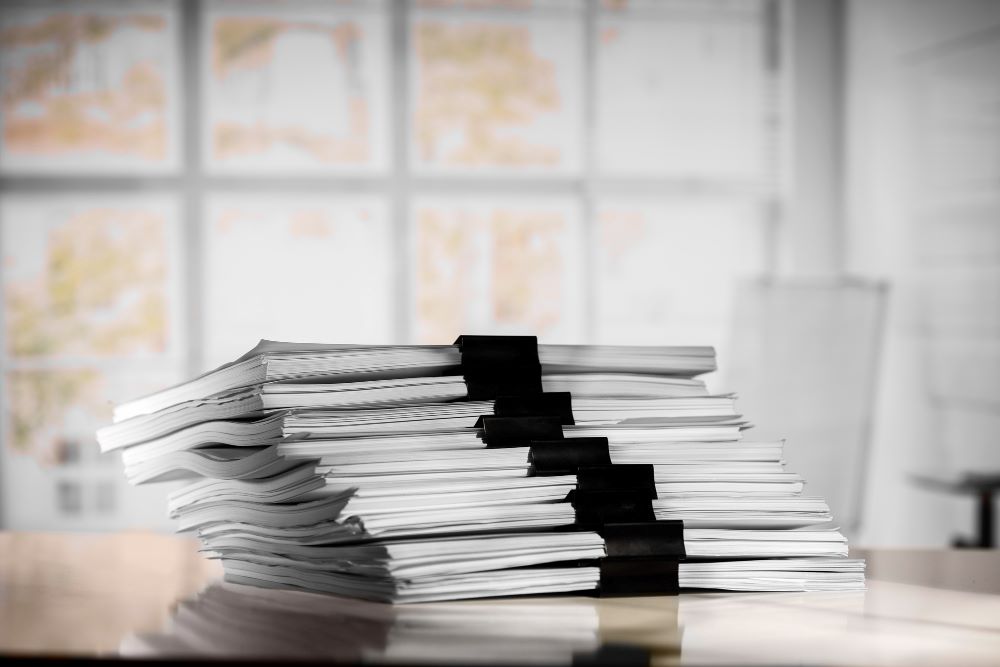 Documents de lotissement règlement et cahier des charges posés sur bureau avec plan de masse