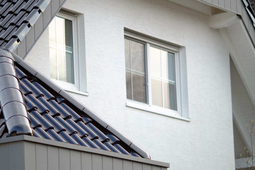 Fenêtre en façade de maison individuelle avec distance de vue à respecter vis-à-vis de la propriété voisine