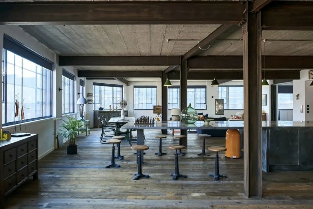 Ancien entrepôt transformé en loft d'appartement avec grandes hauteurs sous plafond, verrière et mezzanine