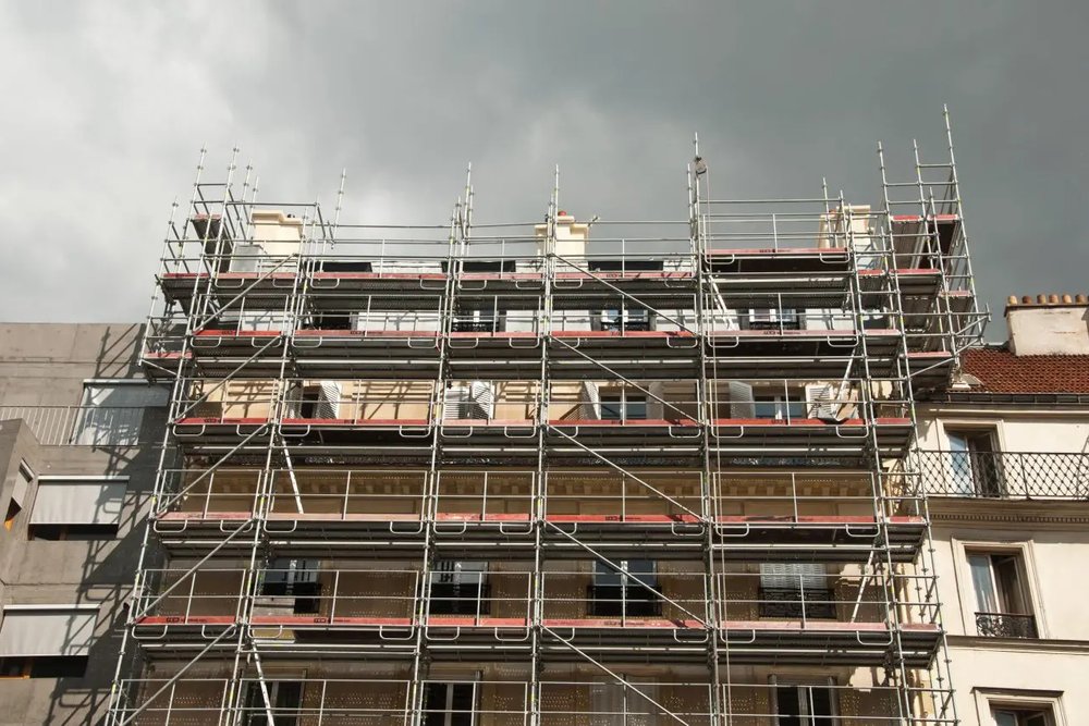 Façade d'un immeuble de centre-ville faisant l'objet d'une réhabilitation lourde pour créer des habitations