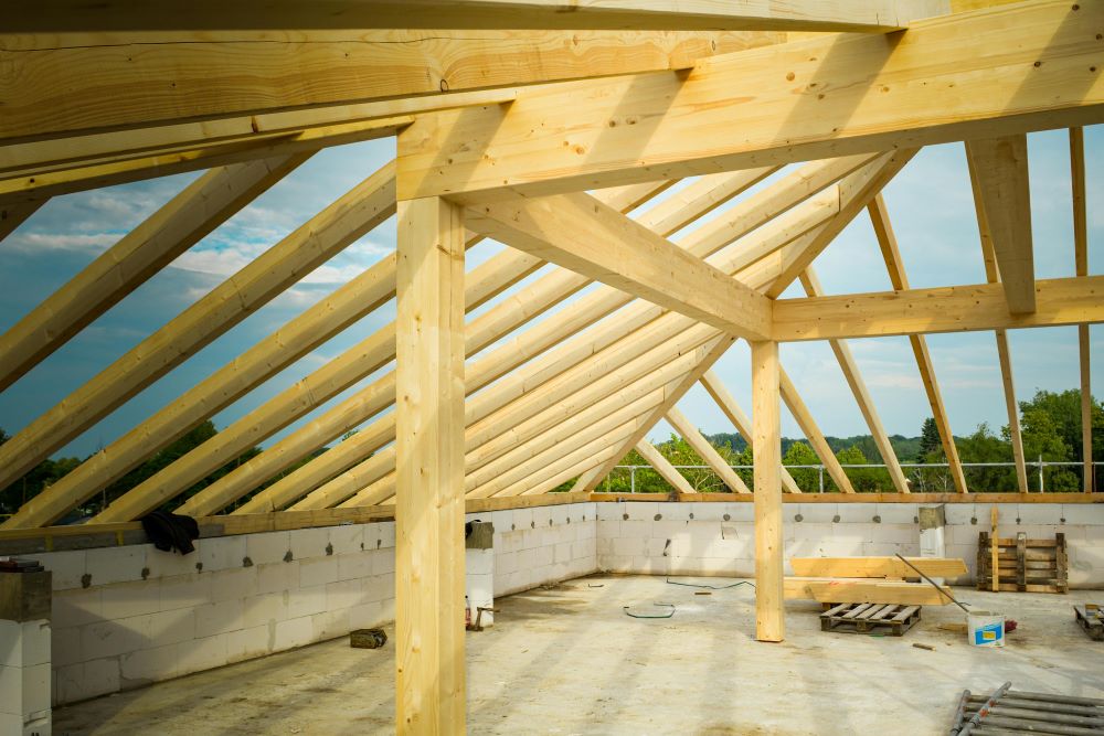 Chantier de rehaussement de murs de sablière pour augmenter la hauteur des combles et les rendre habitables